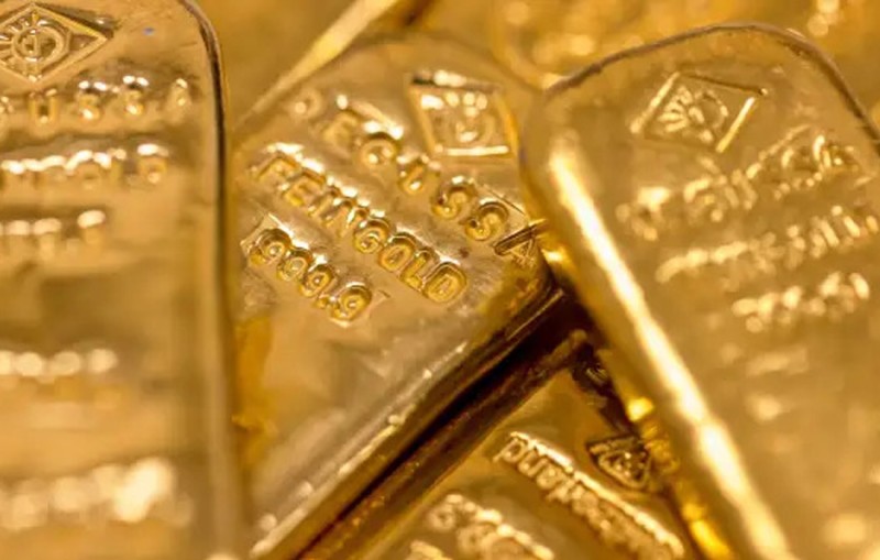 Gold eases as dollar ticks up, but set for fifth weekly&nbsp;rise